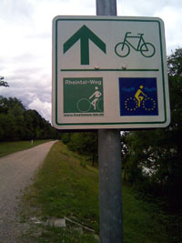 Fahrradweg: gut beschildert dem Rhein entlang
